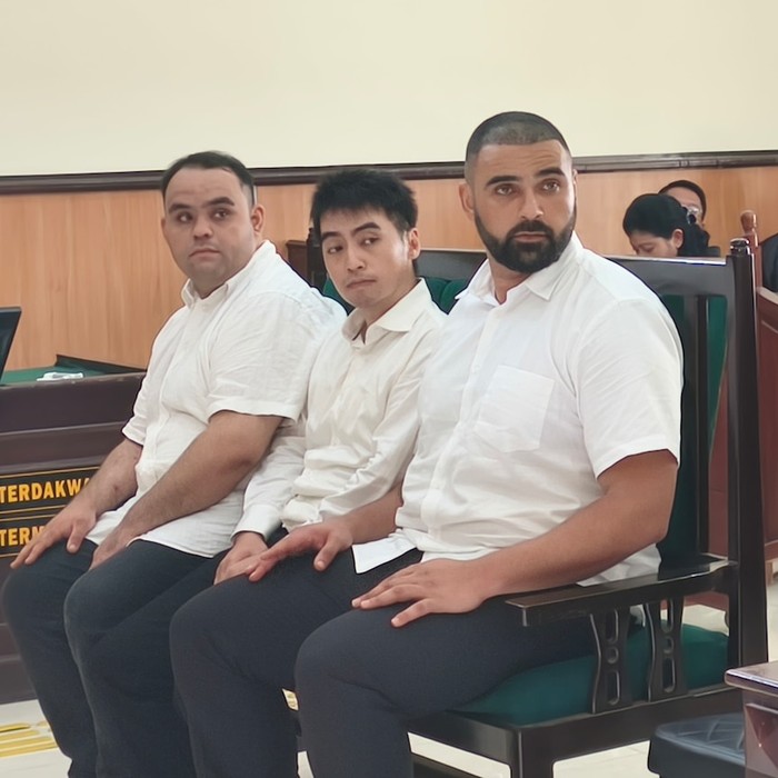 Dua buronan Sydney yang diduga bernama Zulfukar Aljubouri (kanan) dan Duong Tan Le (tengah) dinyatakan bersalah karena memasuki Indonesia tanpa visa yang sah. (ABC News)