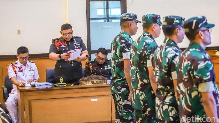 Tuntutan Hukuman 2,5 Tahun Penjara Dilayangkan Oditur Militer Terhadap Empat Terdakwa Kasus Penyiraman Air Keras Aktivis KontraS Empat Terdakwa Penyiraman Air Keras Aktivis KontraS Dituntut 2,5 Tahun Penjara