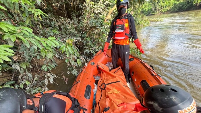 Evakuasi jasad Rifki (23) yang tenggelam di Sungai Melenyu, Kutim. (Istimewa)