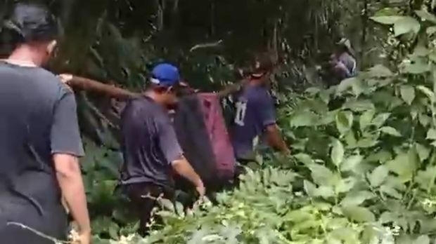 Evakuasi warga yang dikabarkan hilang di Gunung Salak
