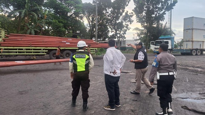 Foto saat polisi olah TKP buruh jatuh. (Polsek Kumai)
