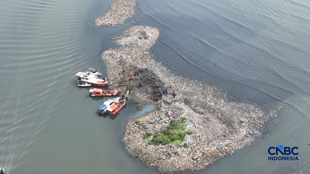 Foto udara hamparan sampah terlihat menumpuk di kawasan pesisir Muara Angke, Penjaringan, Jakarta Utara pada Rabu (3/6/2026). (CNBC Indonesia/Muhammad Sabki)