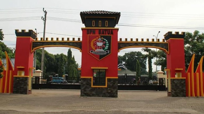 Gerbang SPN Batua Makassar.