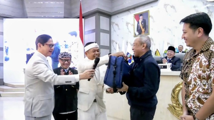 Gubernur Jabar Dedi Mulyadi menyerahkan kadeudeuh ke Persib Bandung.