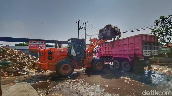 Gunungan Sampah Pasar Baleendah Bandung Akhirnya Diangkut Alat Berat
