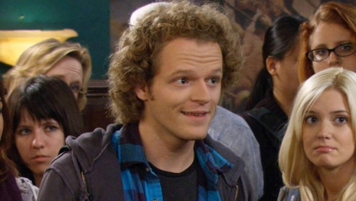 Cuplikan adegan Nick Pasqual dalam serial How I Meet Your Mother.