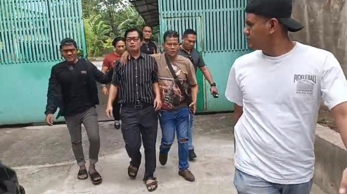HW (berkemeja motif garis-garis), eksekutor pembunuhan WN Korsel saat ditangkap polisi. Pembunuhan terjadi pada Rabu, 27 Mei 2026.