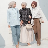 6 Ide Padu Padan Hijab dan Kemeja Polkadot yang Tren Lagi