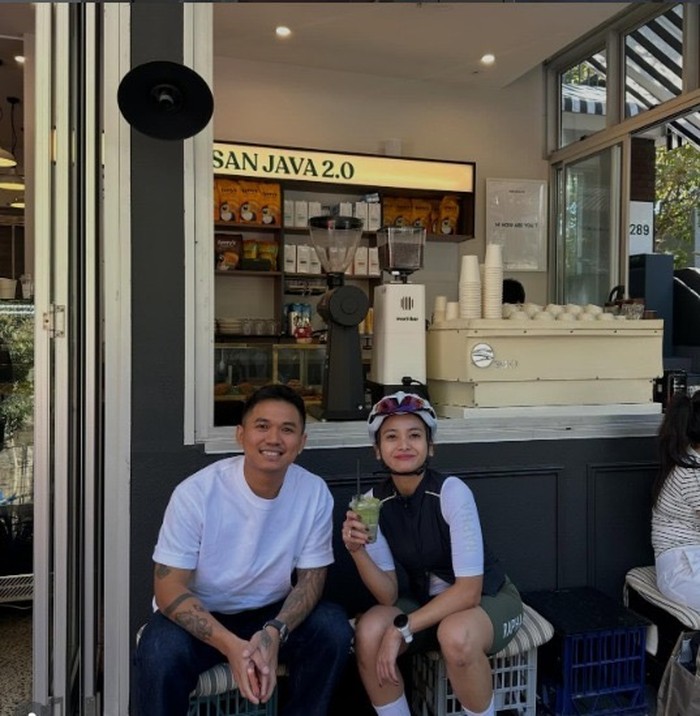 Intip Potret Seru Acha Septriasa saat Jajan Matcha hingga Kopi di Kafe