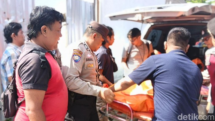 Jasad mahasiswa Kobar yang gantung diri dibawa ambulans. (Sigit Pamungkas)
