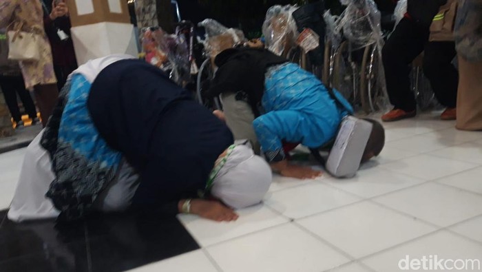 Sejumlah jemaah haji melakukan sujud syukur setiba di Asrama Haji Donohudan, Ngemplak, Boyolali, Selasa (2/6/2026)