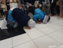 Sujud Syukur Jemaah Haji Asal Jateng Usai Tiba di Tanah Air