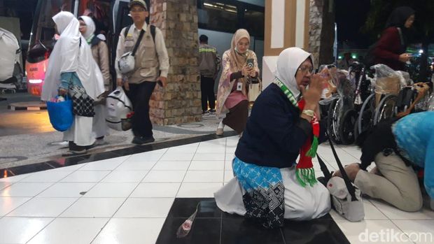 Sejumlah jemaah haji melakukan sujud syukur setiba di Asrama Haji Donohudan, Ngemplak, Boyolali, Selasa (2/6/2026)