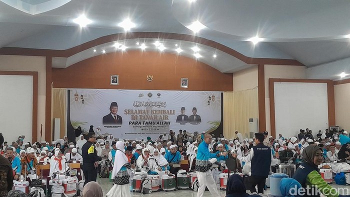 Jemaah haji Kloter 2 dari Embarkasi Medan tiba di Asrama Haji Medan. (Nizar Aldi/detikSumut)