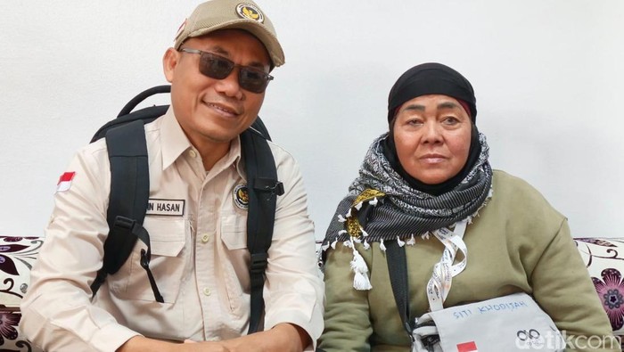 Siti Hodijah (61) alias Emak Ijah bersama petugas haji Daker Bandara Aruji Maswatu di Bandara Jeddah, Rabu (3/6/2026).
