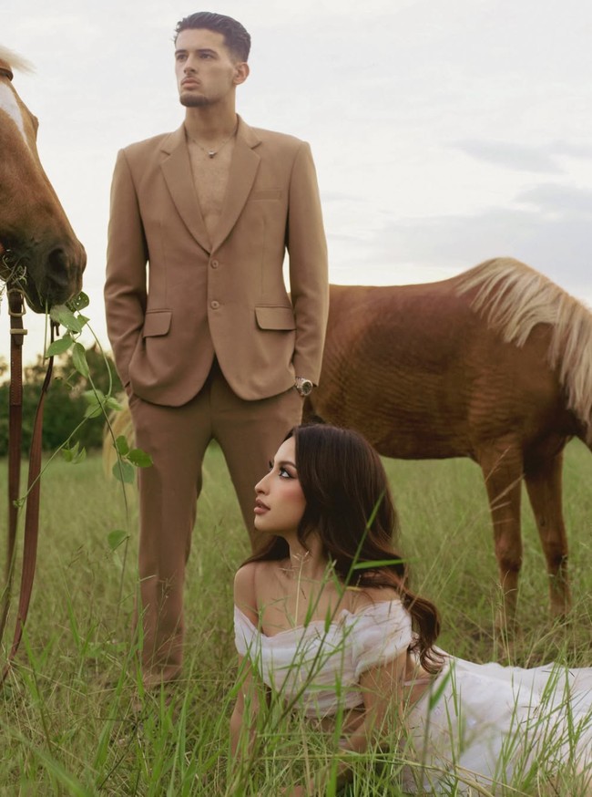Pemotretan prewedding Jennifer Coppen dan Justin Hubner kembali mencuri atensi. Kali ini keduanya memilih lokasi outdoor di padang rumput. Foto: Instagram/@jennifercoppenreal20