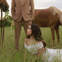 Pemotretan prewedding Jennifer Coppen dan Justin Hubner kembali mencuri atensi. Kali ini keduanya memilih lokasi outdoor di padang rumput. Foto: Instagram/@jennifercoppenreal20