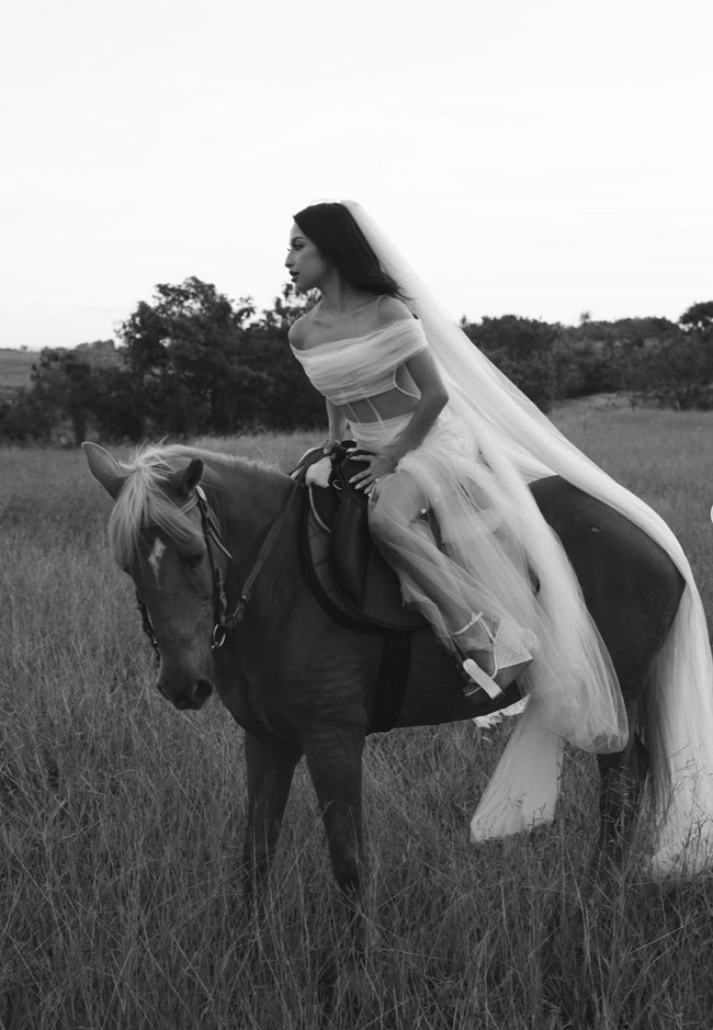 Bagian bodice gaun Jennifer memiliki detail menyerupai korset transparan yang memberikan efek ramping pada tubuh. Terbuat dari bahan menerawang, memberikan kesan seksi namun tak berlebihan. Foto: Instagram/@jennifercoppenreal20