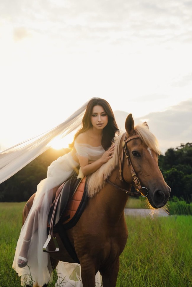 Penampilan Jennifer semakin lengkap dengan veil transparan panjang yang menjuntai dari atas kepalanya. Ia juga memamerkan pose gayanya sambil berkuda. Foto: Instagram/@jennifercoppenreal20
