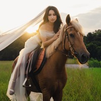 Penampilan Jennifer semakin lengkap dengan veil transparan panjang yang menjuntai dari atas kepalanya. Ia juga memamerkan pose gayanya sambil berkuda. Foto: Instagram/@jennifercoppenreal20