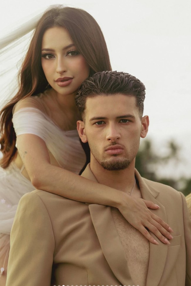 Riasan wajah Jennifer merupakan hasil tangan MUA Tyas. Riasannya mengusung gaya soft glam dengan complexion flawless, blush bernuansa peach, serta lipstik nude kecokelatan. Riasan mata dibuat lebih tegas dengan bulu mata lentik dan eyeliner tipis yang semakin menonjolkan sorot matanya. Foto: Instagram/@jennifercoppenreal20
