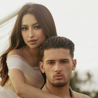 Riasan wajah Jennifer merupakan hasil tangan MUA Tyas. Riasannya mengusung gaya soft glam dengan complexion flawless, blush bernuansa peach, serta lipstik nude kecokelatan. Riasan mata dibuat lebih tegas dengan bulu mata lentik dan eyeliner tipis yang semakin menonjolkan sorot matanya. Foto: Instagram/@jennifercoppenreal20