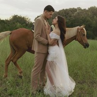 8 Foto Prewedding Jennifer Coppen-Hubner, Romantis Berkuda di Padang Rumput