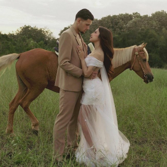 8 Foto Prewedding Jennifer Coppen-Hubner, Romantis Berkuda di Padang Rumput