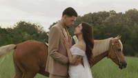 8 Foto Prewedding Jennifer Coppen-Hubner, Romantis Berkuda di Padang Rumput
