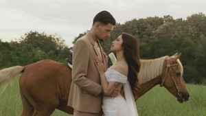 8 Foto Prewedding Jennifer Coppen-Hubner, Romantis Berkuda di Padang Rumput