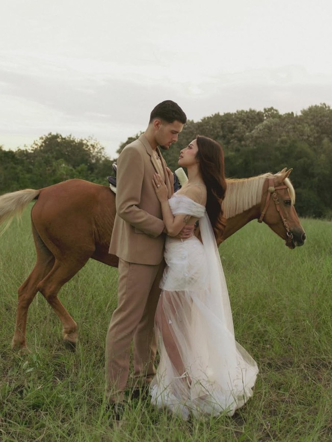 8 Foto Prewedding Jennifer Coppen-Hubner, Romantis Berkuda di Padang Rumput