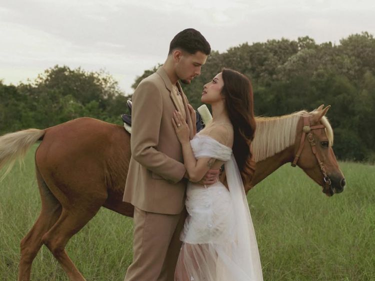 8 Foto Prewedding Jennifer Coppen-Hubner, Romantis Berkuda di Padang Rumput