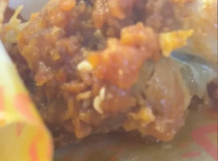 Jijik! Ayam Goreng yang Dibeli di Bandara Diduga Berisi Belatung Mati