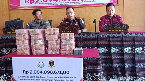 Kajari Manggarai Barat Yoanes Kardinto (tengah) memberi keterangan dalam konferensi pers pemulihan  kerugian keuangan negara di Labuan Bajo, NTT, Rabu (3/6/2026).
