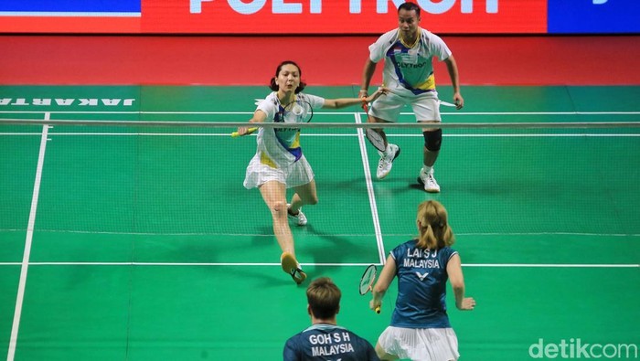 Pasangan ganda campuran Indonesia Rehan Naufal Kusharjanto dan Gloria Emanuelle Widjaja terhenti di babak 32 besar Indonesia Open 2026 di Istora Senayan, Jakarta, Rabu (3/6/2026). Rehan/Gloria harus mengakui keunggulan pasangan Malaysia, Goh Soon Huat dan Lai Shevon Jemie, setelah melalui pertandingan tiga gim yang berlangsung ketat.