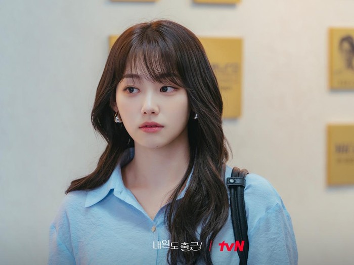 Penampilan Kang Mina dalam drama Korea See You at Work Tomorrow.