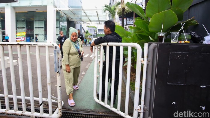 Suasana kantor Badan Gizi Nasional (BGN) tampak dijaga ketat saat Kejaksaan Agung melakukan penggeledahan pada Rabu (3/6/2026). Penggeledahan tersebut dilakukan oleh penyidik Jaksa Agung Muda Bidang Tindak Pidana Khusus (Jampidsus) terkait penyidikan dugaan tindak pidana yang masih didalami.