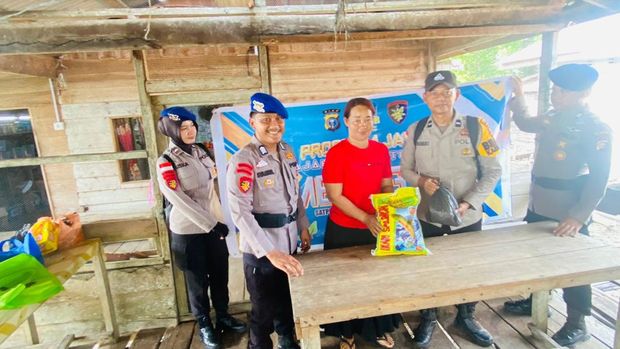 Kapal JALUR Polda Riau menepi di Kepulauan Meranti, membawa buku dan bansos bagi warga, Selasa (2/6/2026).