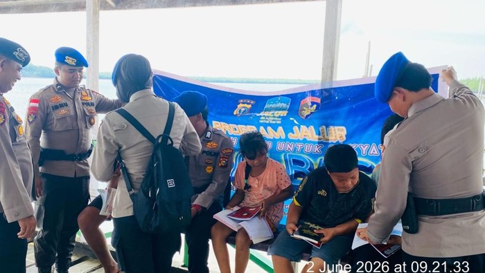 Kapal JALUR Polda Riau menepi di Kepulauan Meranti, membawa buku dan bansos bagi warga, Selasa (2/6/2026).