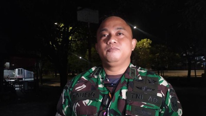 Kapendam XX/Tuanku Imam Bonjol Kolonel Kav Taufiq saat diwawancarai di Kota Padang, Selasa malam (2/6/2026).