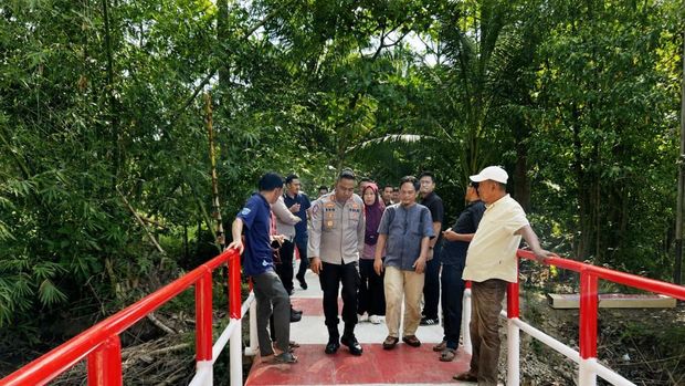 Kapolres Ogan Komering Ilir AKBP Eko Rubiyanto, meresmikan Jembatan Merah Putih di Desa Pematang Buluran, Kecamatan SP Padang, Kabupaten Ogan Komering Ilir