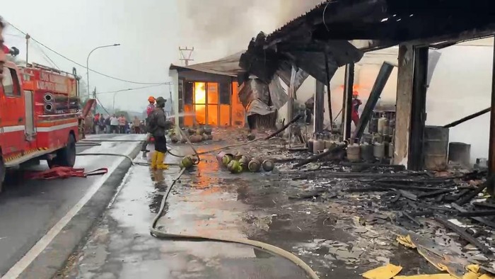 Kebakaran ruko agen gas dan pom mini di Ciwidey, Rabu (3/6/2026).