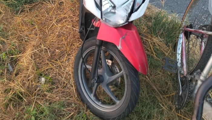 Penampakan motor Honda Beat dan sepeda onthel yang terlibat kecelakaan di Jalan DPU Jaten-Mrisen, Kecamatan Juwiring, Klaten, Rabu (3/6/2026).