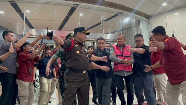 Kejagung Eks Wakil Kepala BGN Lodewyk Pusung ditahan Kejagung.