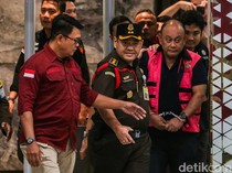 Video: Ekspresi Dadan Cs saat Kenakan Rompi Tahanan Kejagung