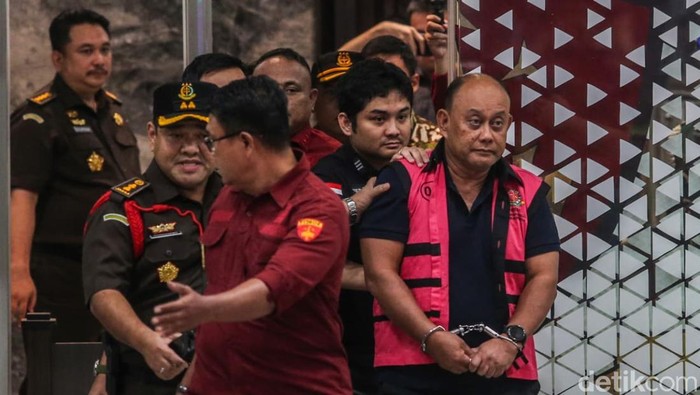 Mantan Kepala Badan Gizi Nasional (BGN), Dadan Hindayana, resmi ditahan oleh Kejaksaan Agung (Kejagung) setelah menjalani pemeriksaan terkait kasus yang tengah ditangani penyidik. Momen penahanan tersebut menjadi perhatian publik karena terjadi hanya