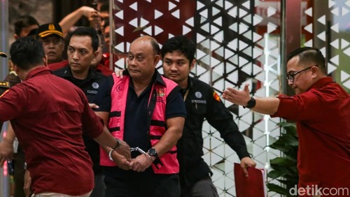 Mantan Kepala Badan Gizi Nasional (BGN), Dadan Hindayana, resmi ditahan oleh Kejaksaan Agung (Kejagung) setelah menjalani pemeriksaan terkait kasus yang tengah ditangani penyidik. Momen penahanan tersebut menjadi perhatian publik karena terjadi hanya sehari setelah dirinya dicopot dari jabatannya oleh Presiden Prabowo Subianto.