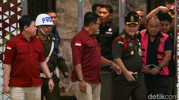 Mantan Kepala Badan Gizi Nasional (BGN), Dadan Hindayana, resmi ditahan oleh Kejaksaan Agung (Kejagung) setelah menjalani pemeriksaan terkait kasus yang tengah ditangani penyidik. Momen penahanan tersebut menjadi perhatian publik karena terjadi hanya sehari setelah dirinya dicopot dari jabatannya oleh Presiden Prabowo Subianto.