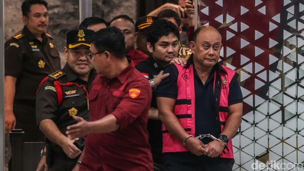 Mantan Kepala Badan Gizi Nasional (BGN), Dadan Hindayana, resmi ditahan oleh Kejaksaan Agung (Kejagung) setelah menjalani pemeriksaan mengenai kasus nan tengah ditangani penyidik. Momen penahanan tersebut menjadi perhatian publik lantaran terjadi hanya sehari setelah dirinya dicopot dari jabatannya oleh Presiden Prabowo Subianto.
