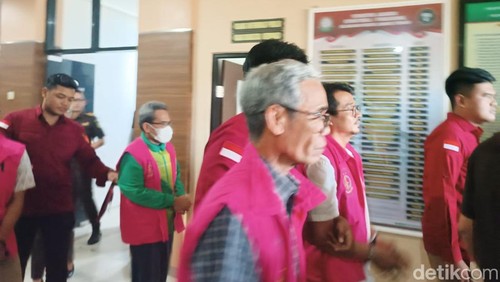 Kejari Lombok Tengah menahan empat tersangka korupsi pengadaan truk jungkit (dump truck) dan arm roll di Dinas Lingkungan Hidup (DLH) Lombok Tengah tahun 2021, Rabu (3/6/2026).